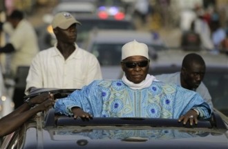 SENEGAL : Vol des véhicules de lÂ’Etat ; lÂ’ex-porte parole de la Présidence dément : Wade nÂ’a amené aucun véhicule !