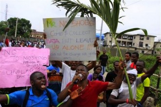 NIGERIA : Des étudiants défient le Président Goodluck dans les rues de Lagos
