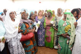 COTE D'IVOIRE : Dominique Ouattara fête les mères à  Adjamé et à  Yopougon 