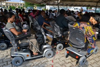 GABON : Sylvia Bongo offre les fauteuils aux handicapés