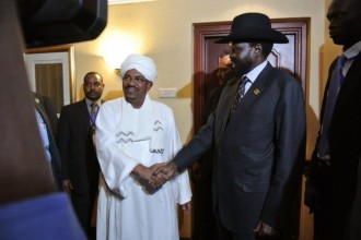 SOUDAN - SUD SOUDAN : Poignée de main symbolique entre Omar el Beshir et  Salva Kiir 