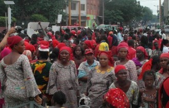 MALI : Les femmes des bérets rouges emprisonnés manifestent à  Bamako