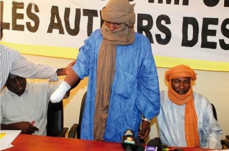 MALI : Amputé de sa main droite à  Ansongo, Alhader regagne Bamako et parle à  la presse