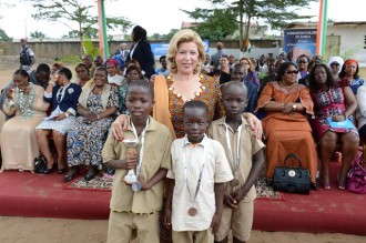 COTE D'IVOIRE : Dominique Ouattara distribue les dons de rentrée scolaire