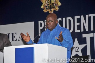 GHANA : Akufo Addo surpris par des pro Mahama sur un tabouret suspect