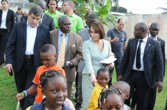 GABON : Sylvia Bongo et des stars du football visitent lÂ’Ecole Nationale pour Enfants Déficients Auditifs