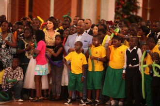 Gabon :  Arbre de noël avec des enfants handicapes chez les Bongo !