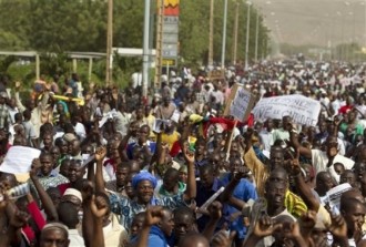 Mali : Manifs à  Bamako: avec des hommes en civil et armés qui ont manifesté et tiré en lÂ’air