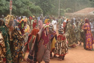 Bénin : Fête du Vodoun : Un Egoun (Revenant) et son mario se battent pour 50F