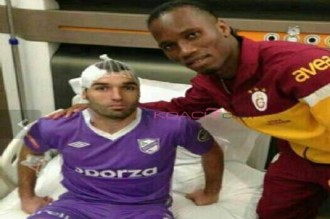 Cote dÂ’Ivoire : DÂ’un coup de tête Drogba envoie un joueur à  lÂ’hôpital