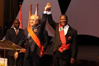 Côte d'Ivoire : Alassane Ouattara offre un diner-gala à  Michel Sleiman et le décore