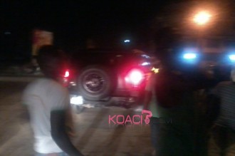 Cote dÂ’Ivoire : Les danseurs dÂ’un dj bloquent une rue pour une exhibition, le pare-brise dÂ’un automobiliste cassé