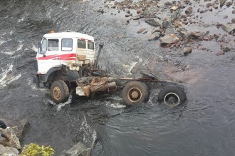 Gabon : Un camion fini dans une rivière près de Fougamou