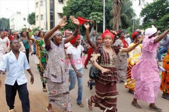 Mali : Des femmes et parents des bérets rouges disparus menacent de marcher nus