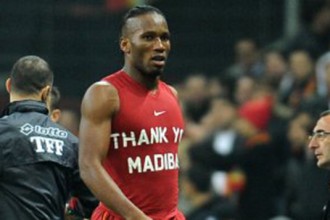 Côte d'Ivoire : Drogba et Eboué sanctionnés pour hommage à  Mandela