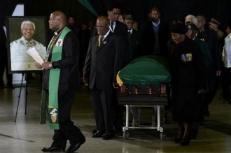 Afrique du Sud: Après lÂ’arrivée à  Qunu, honneurs à  Mandela avant son inhumation 