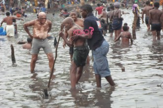 Nigeria : Une rivière mystérieuse déplace des foules à  la recherche de miracles
