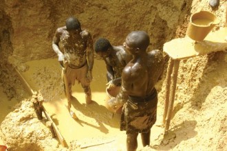 Ghana : Un ivoirien et 104 étrangers arrêtés dans des mines dÂ’or