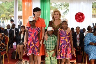 Côte d'Ivoire : Dominique Ouattara et Akie Abe font des dons à  lÂ’orphelinat de Bingerville et Grand-Bassam