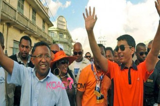 Madagascar : Andry Rajoelina passe le pouvoir à  Hery Rajaonarimampianina