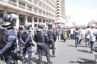 Les manifestants provoquent la police à  la place de l'Indépendance