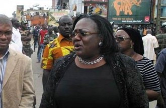 COTE D'IVOIRE: Anne Ouloto mange du cub maggi