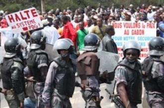 GABON: Armée gabonaise ou 1er militant du Parti Démocratique Gabonais [PDG].