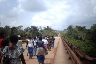 GHANA : Paysan à  Elubo, la route de son champ en Côte dÂ’Ivoire barricadée