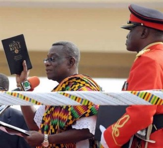 John Atta Mills a prêté serment