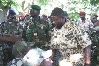 COTE D'IVOIRE:  Koné Zakaria fait faire des pompes à  un officier de la CRS2 et ses éléments 
