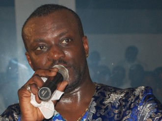 Fesman:  Mouchoirs blancs et brassards noirs au concert de Meiway