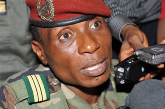 Le capitaine Moussa Dadis Camara hissé en Président par les militaires à  Conakry