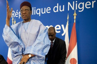 Les putschistes suspendent la Constitution et dissolvent les institutions