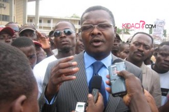 Agbéyomé Kodjo devant le tribunal de Lomé
