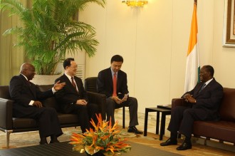 COTE D'IVOIRE: Alassane Ouattara reçoit Monseigneur Ambroise Madtha, l'ambassadeur d'Iran et des opérateurs de Singapour et Shangaî