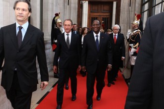 COTE D'IVOIRE : En attendant Hollande, le maire de Paris, Bertrand Delanoë arrive à  Abidjan avec les maires francophones de l'AIMF !