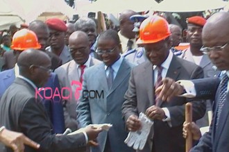 Alassane Ouattara donne le premier coup de pioche du «pont Henri Konan Bédié» 
