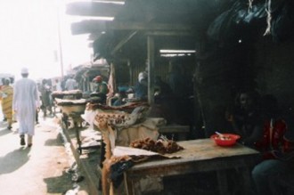 GABON: LÂ’alimentation de rue  en plein essor à  Libreville.