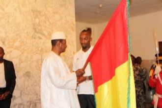 CAN 2012 : Alpha Condé remet le drapeau de la Guinée au capitaine du Syli national