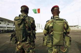 L'armée et la police désertent progressivement leurs positions