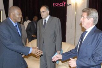 Kouchner à  Bamako : ATT exige une coordination des opérations militaires