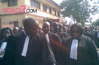 GUINÉE:  Les avocats dans la rue pour la comparution du gouverneur de Conakry! 