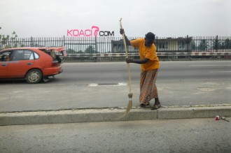 CI: Des ramasseuses d'ordures grugées par leurs responsables