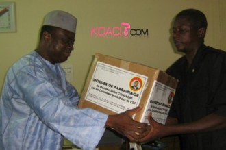 Blaise Compaoré premier  à   déposer officiellement sa candidature