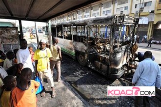 Abobo Yopougon Koumassi , des jeunes caillassent des bus