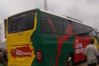 Des supporters tentent de caillasser le bus des Lions après leur match nul