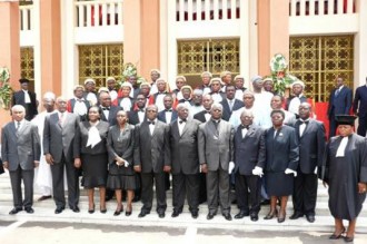 Critiqué,le gouvernement réajuste la commission électorale