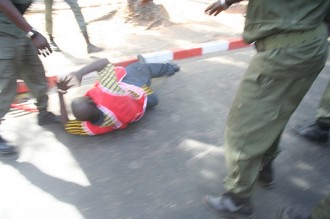 La police sénégalaise en rupture de bombes lacrymogènes pour disperser la foule