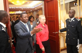 TOGO: Beaucoup de bruits pour une brève visite de Mme Clinton