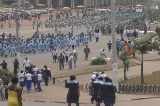 Des jeunes marchent à  Yaoundé en marge de la fête de la jeunesse